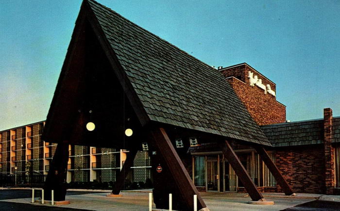 Holiday Inn - Farmington - Old Postcard (newer photo)